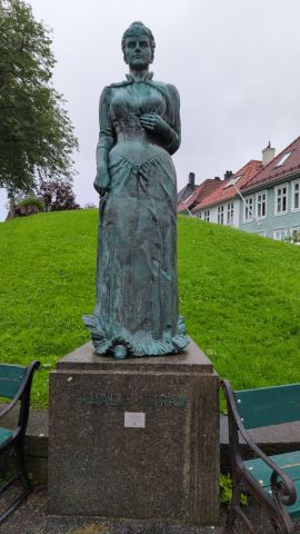 Statuary Thrall